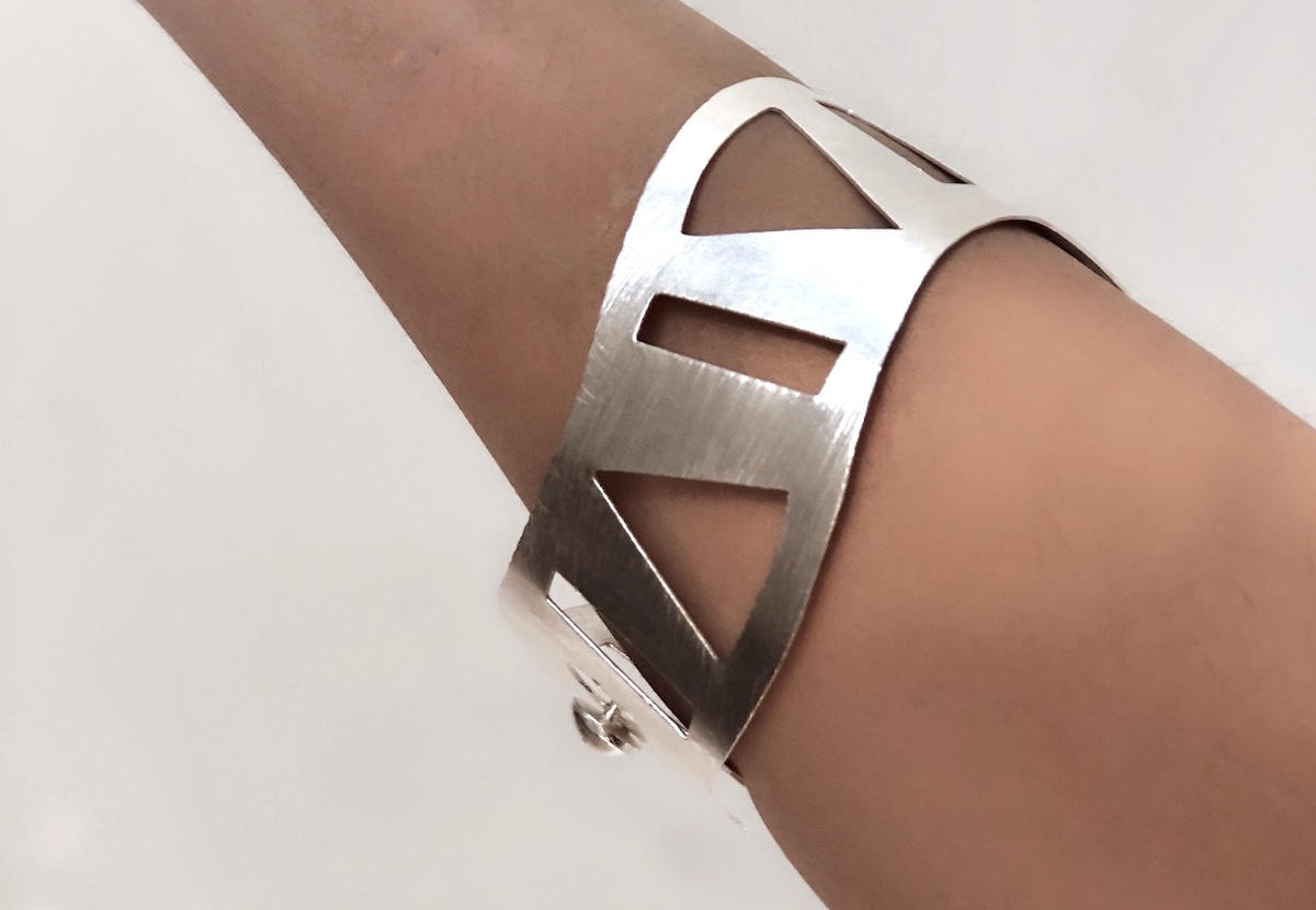 Irregular Cutout Clasp Cuff